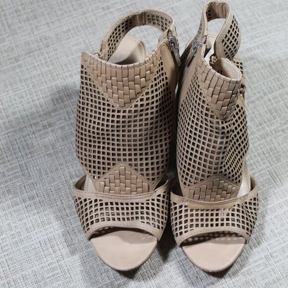 Vince Camuto Size 8.5 Laser Cut Neutral Peep Toe Ankle Booties - Picture 2 of 6